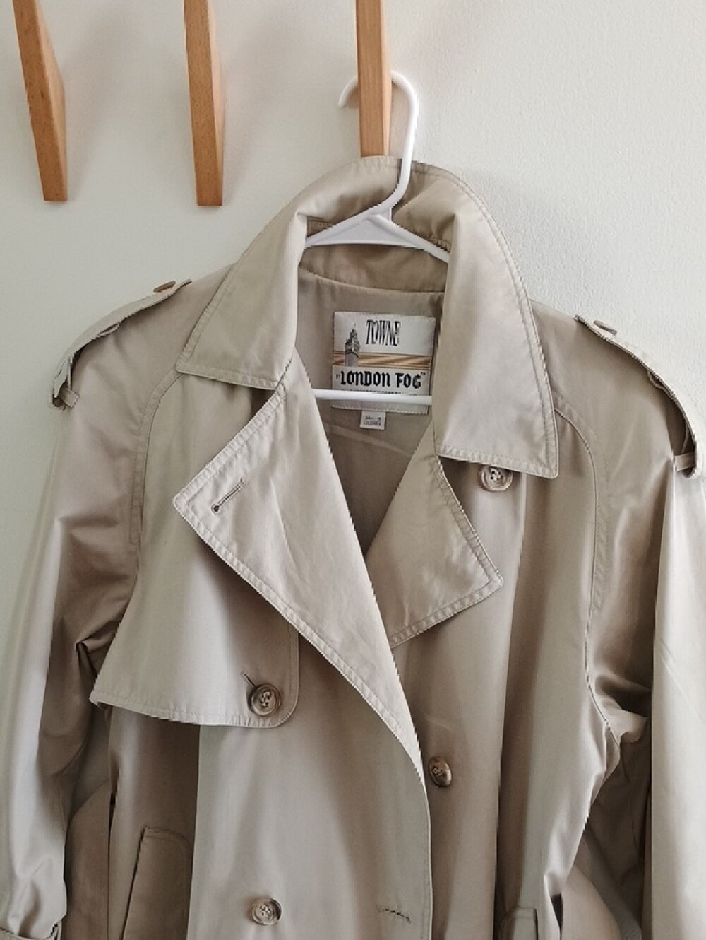 Vintage London Fog Women's Beige Trench Coat - Timeless Double-Breasted Style - Picture 3 of 15